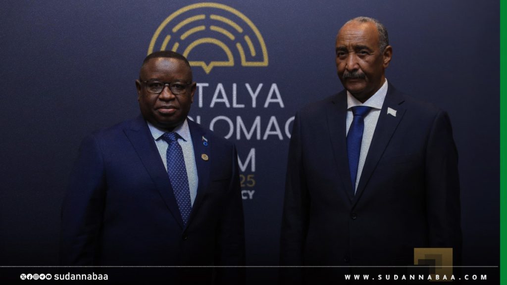 البرهان يلتقي رئيس جمهورية سيراليون 1 البرهان يلتقي رئيس جمهورية سيراليون