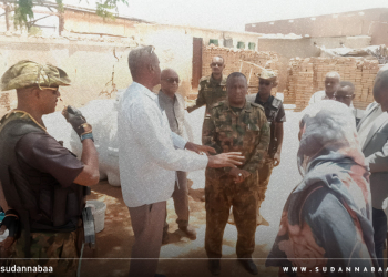 والي الجزيرة يتفقد أوضاع النازحين بمركز أرض المحنة في مدني
