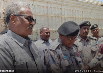 والي القضارف يقف على ضبطية الجمارك لكميات كبيرة من السجائر والشيشة الإلكترونية المهربة