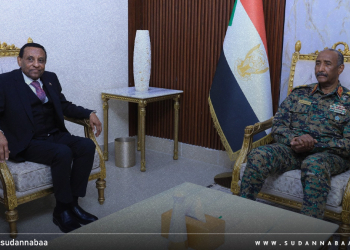 البرهان يلتقي رئيس الوزراء كامل إدريس عقب آدائه القسم