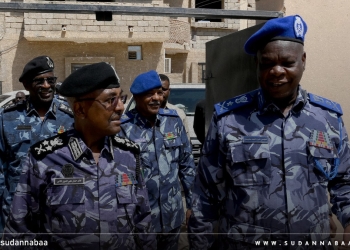 المدير العام للشرطة يتفقد هيئة الجوازات والسجل المدني ببورتسودان