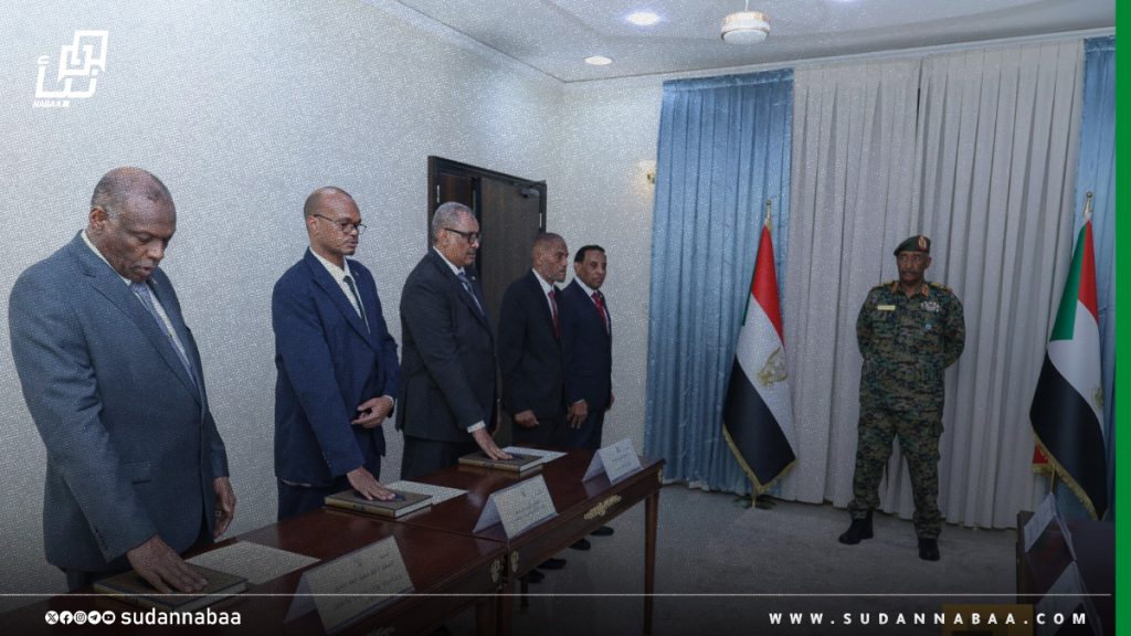 الوزراء ووزراء الدولة يؤدون القسم أمام رئيس مجلس السيادة
