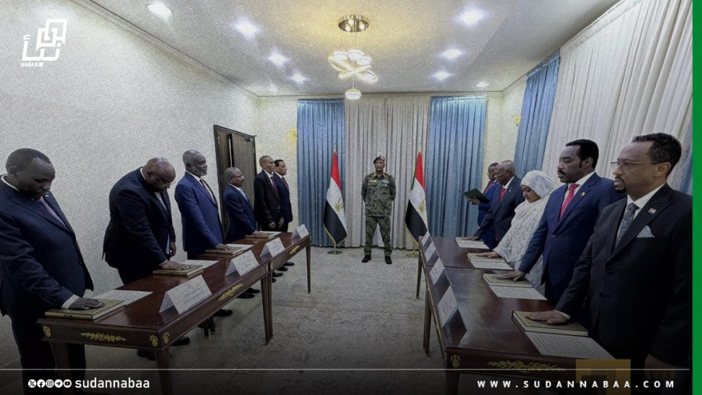 عدد من الوزراء يؤدون القسم أمام رئيس مجلس السيادة 1 عدد من الوزراء يؤدون القسم أمام رئيس مجلس السيادة