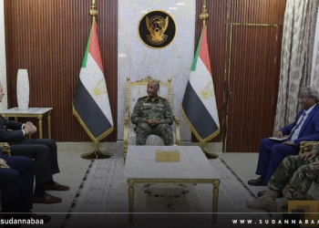 رئيس مجلس السيادة يلتقي السفير المصري