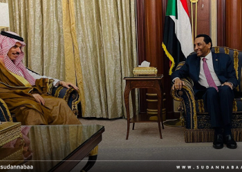 خلال زيارته لرئيس الوزراء السوداني.. وزير الخارجية السعودي يؤكد متانة العلاقات بين البلدين