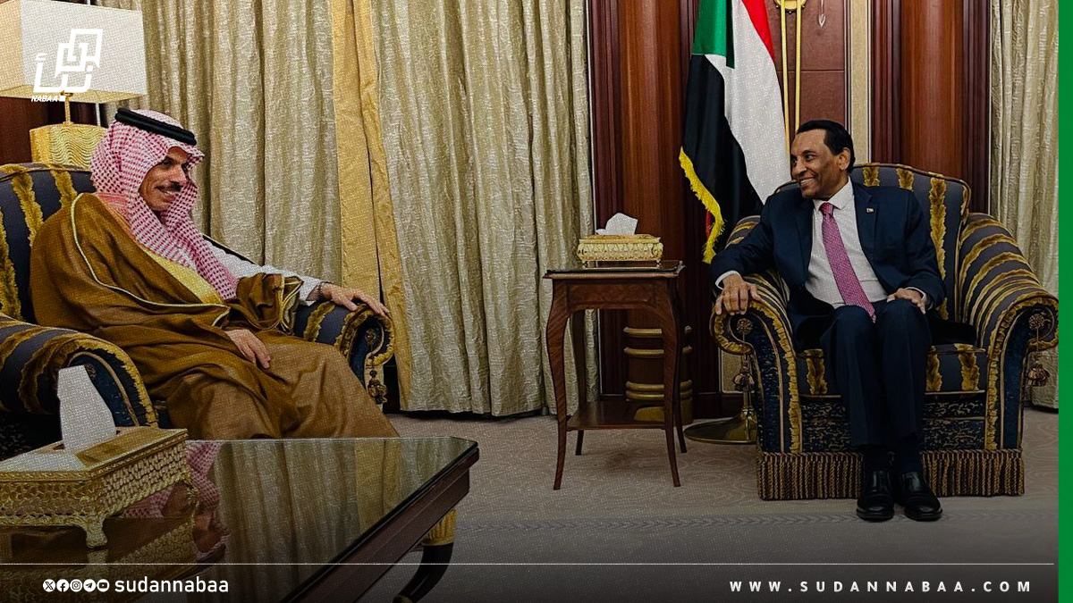خلال زيارته لرئيس الوزراء السوداني.. وزير الخارجية السعودي يؤكد متانة العلاقات بين البلدين 10 خلال زيارته لرئيس الوزراء السوداني.. وزير الخارجية السعودي يؤكد متانة العلاقات بين البلدين