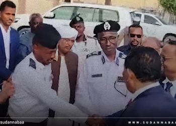 رئيس الوزراء يوقف موكبه ببورتسودان لتحية رجال المرور وتكريم الرائد عبدالقادر مهدي