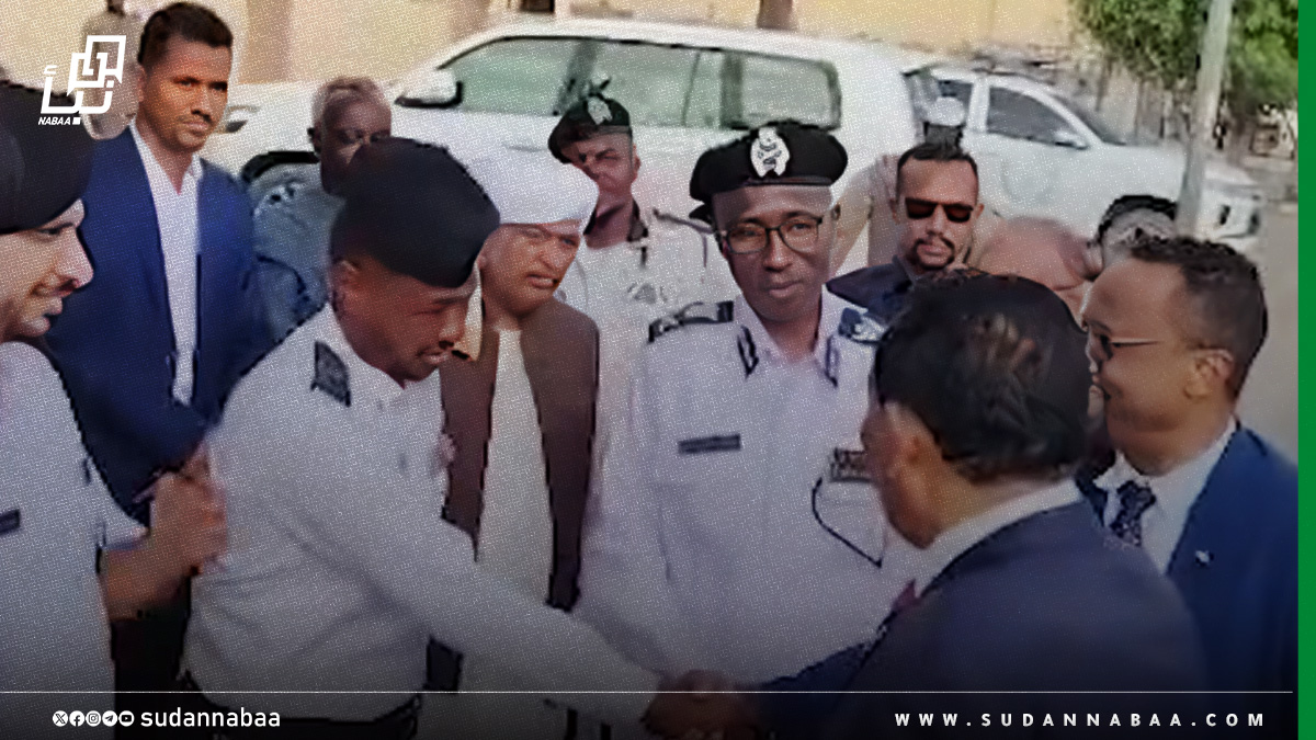رئيس الوزراء يوقف موكبه ببورتسودان لتحية رجال المرور وتكريم الرائد عبدالقادر مهدي 10 رئيس الوزراء يوقف موكبه ببورتسودان لتحية رجال المرور وتكريم الرائد عبدالقادر مهدي