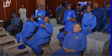 المدير العام لقوات الشرطة يقف على إنفاذ الخطط التأمينية لشرطة ولاية الخرطوم ويتفقد غرفة المرور(777) والسيطرةبالولاية