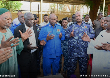مدير عام قوات الشرطة يؤدى واجب العزاء فى فقيد الدراما السودانية الدعيتر