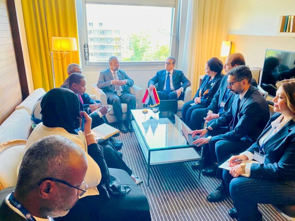 Sudanese, Egyptian Health Ministers Discuss Sudan’s Health Situation and Sector Recovery Efforts 1 وزير الصحة مع المصري