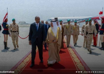 البرهان يصل مطار قاعدة الصخير الجوية وملك البحرين على رأس مستقبليه