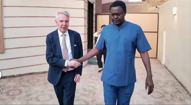 Minnawi Discusses Return of IDPs and Darfur Refugees’ Exams in Chad with UN Envoy 1 مناوي والمبعوث الأممي
